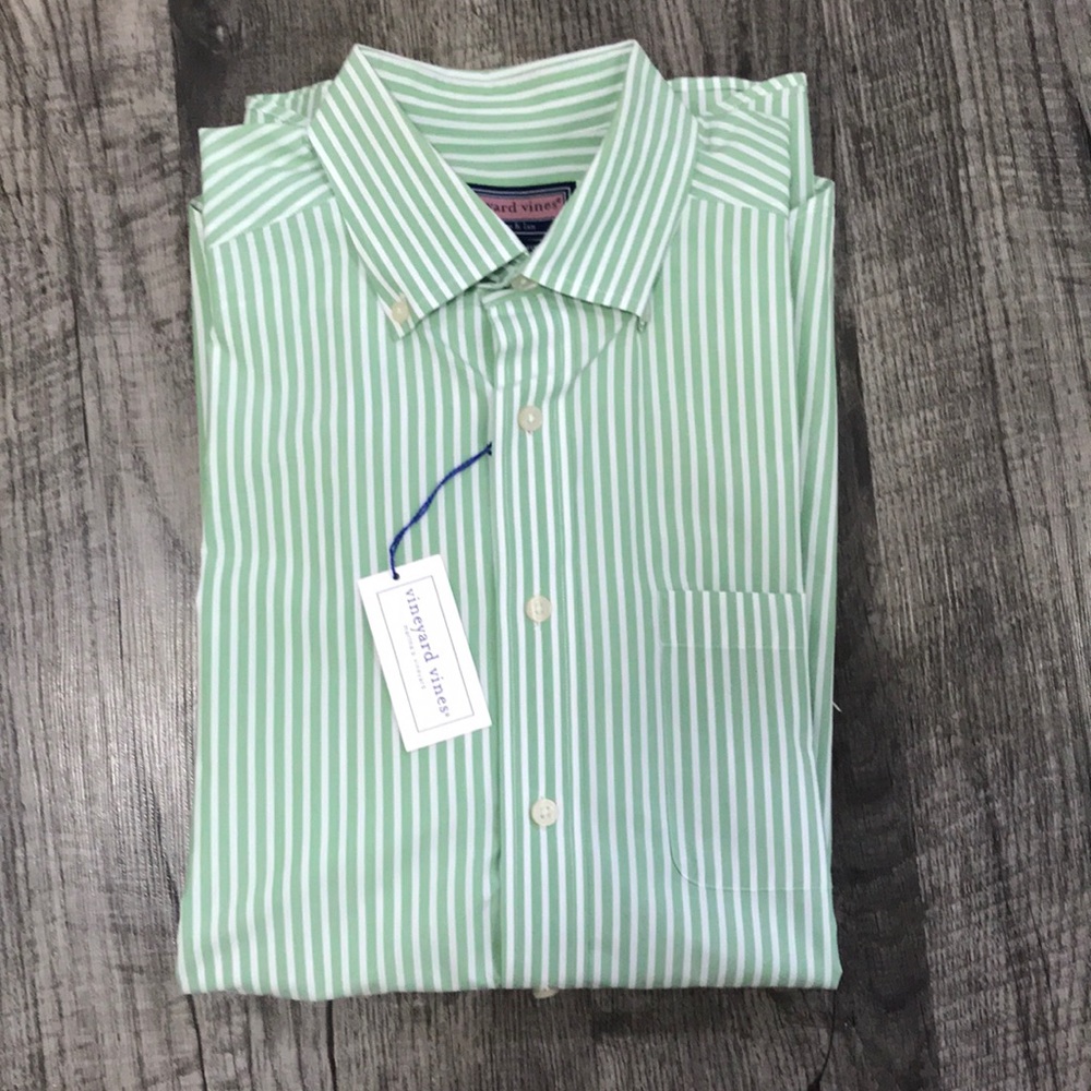 NWT Vineyard Vines button down shirt (Men’s M)